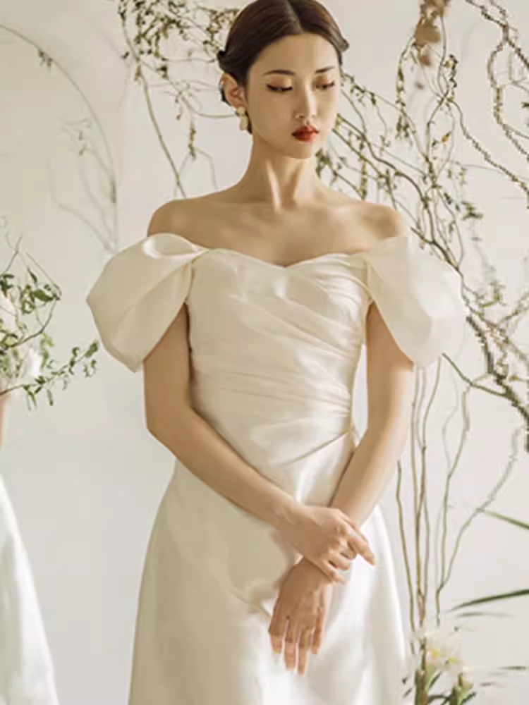 Robe de mariée blanche chic à épaules dénudées et manches courtes C1460