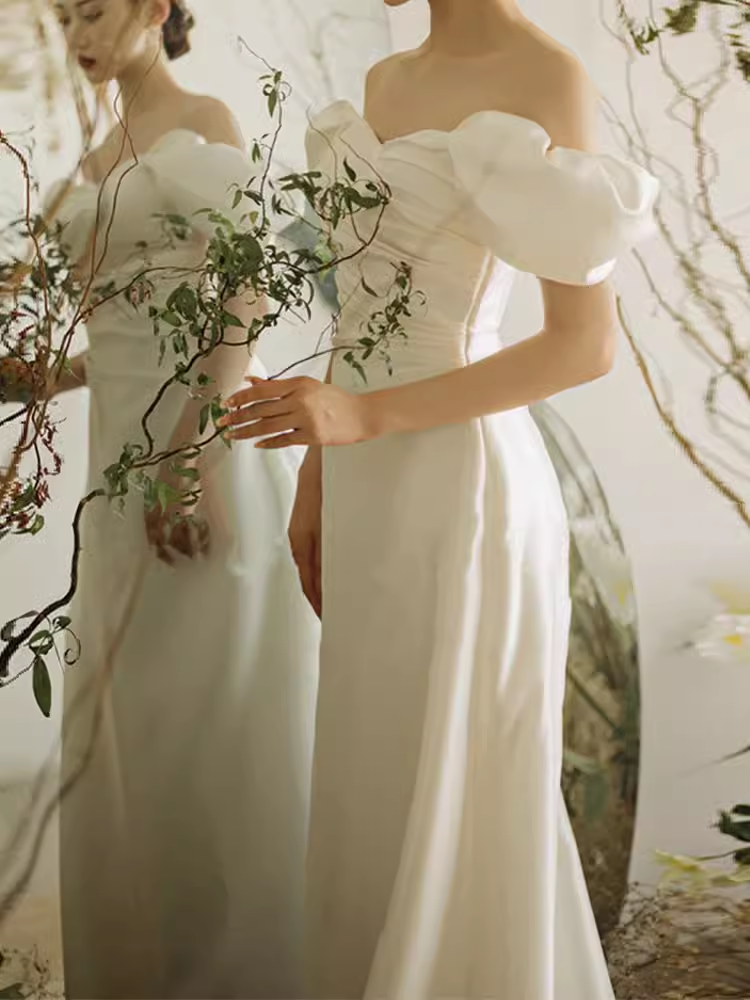 Robe de mariée blanche chic à épaules dénudées et manches courtes C1460