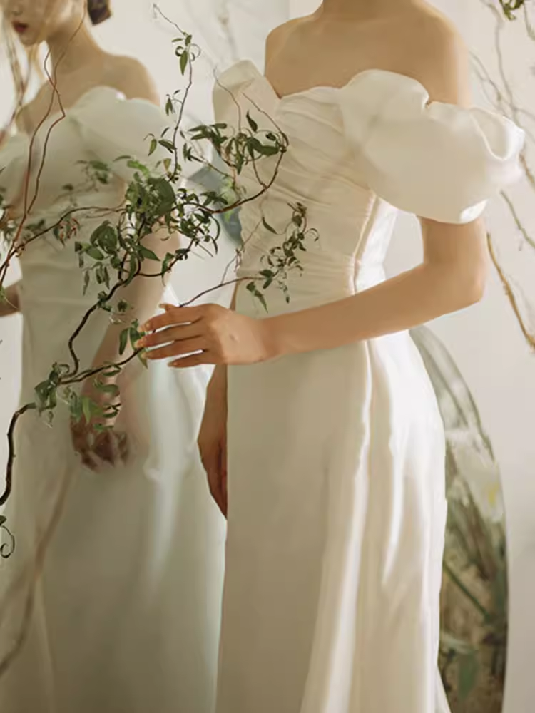 Robe de mariée blanche chic à épaules dénudées et manches courtes C1460