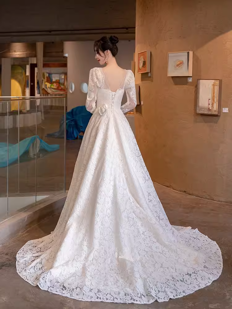 Robe de mariée blanche chic en dentelle à décolleté carré et manches longues C1465