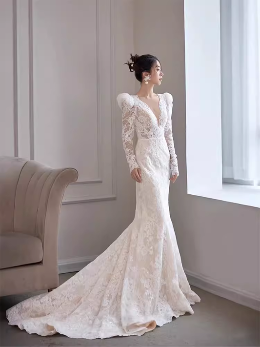 Robe de mariée blanche en dentelle à décolleté en V et manches longues C1467