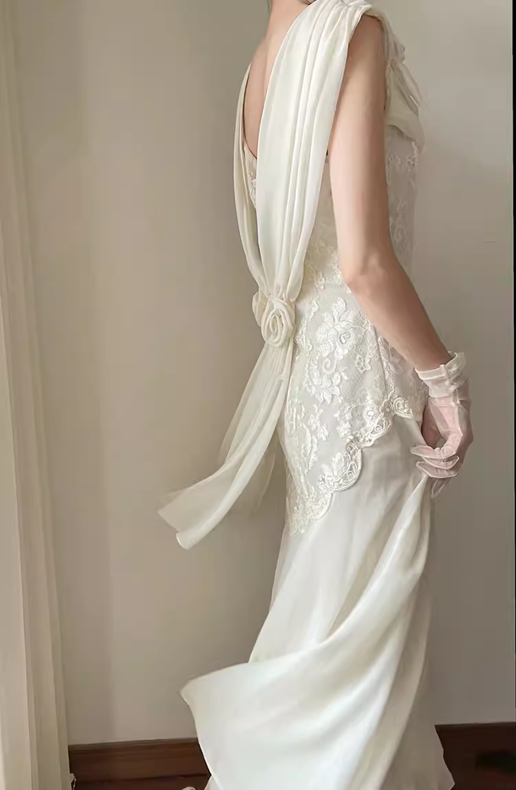 Robe de mariée blanche en mousseline de soie et dentelle chic C1474