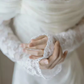 Robe de mariée blanche en dentelle à manches longues et épaules dénudées chic C1475