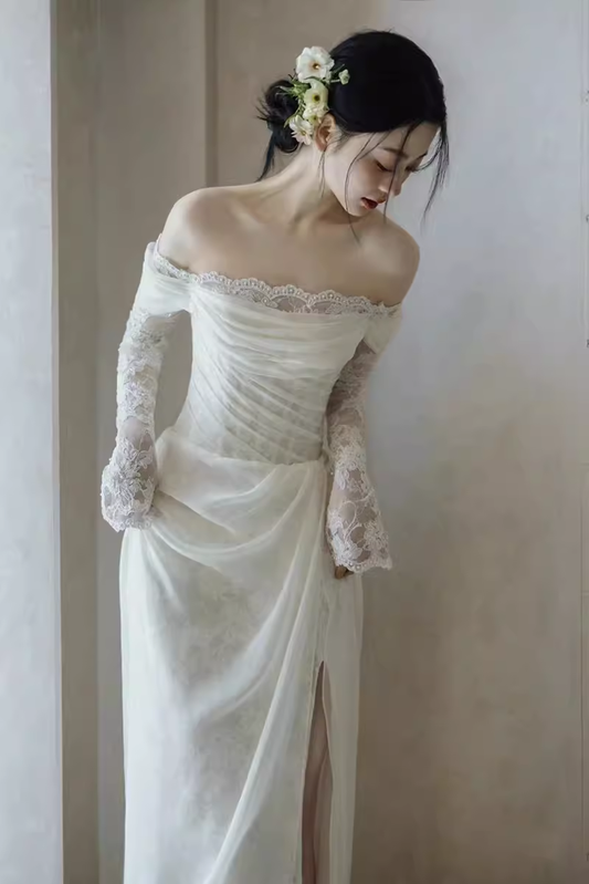 Robe de mariée blanche en dentelle à manches longues et épaules dénudées chic C1475