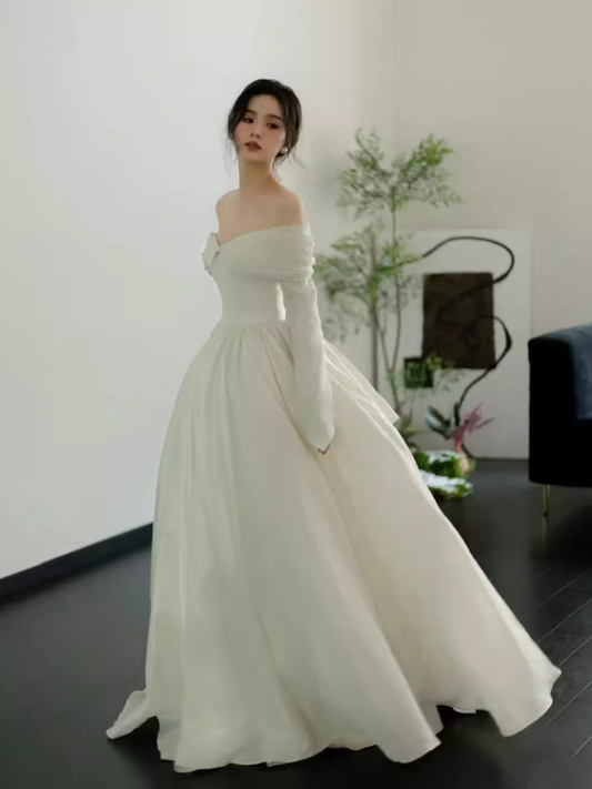 Robe de mariée blanche simple à épaules dénudées et manches longues C1476