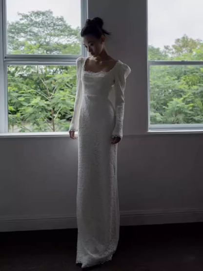 Robe de mariée en dentelle blanche à manches longues et décolleté carré de style sirène chic C1479