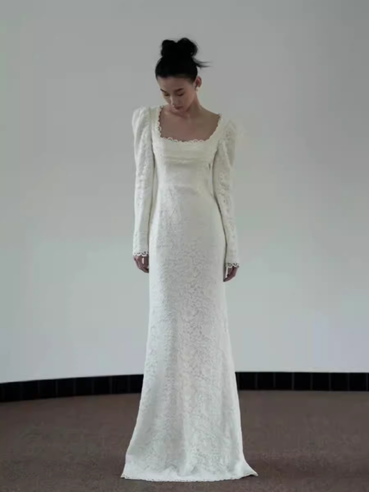 Robe de mariée en dentelle blanche à manches longues et décolleté carré de style sirène chic C1479