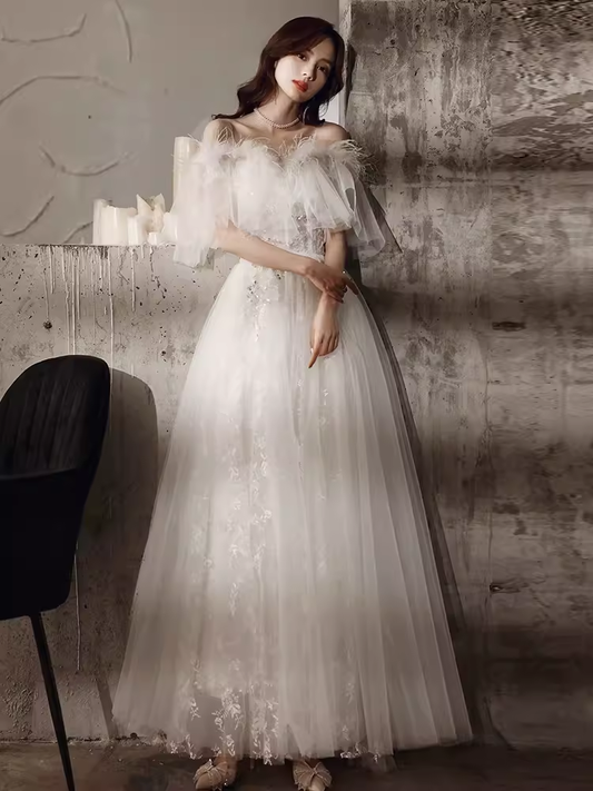 Robe de mariée longue blanche en tulle à épaules dénudées et coupe A-line C1484