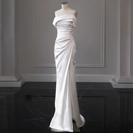 Robe de mariée longue en satin à épaules dénudées et fourreau intemporelle avec fente C1629