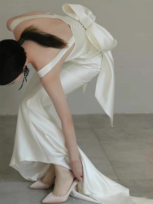 Robe de mariée longue en satin blanc à bretelles fourreau intemporelle C1663