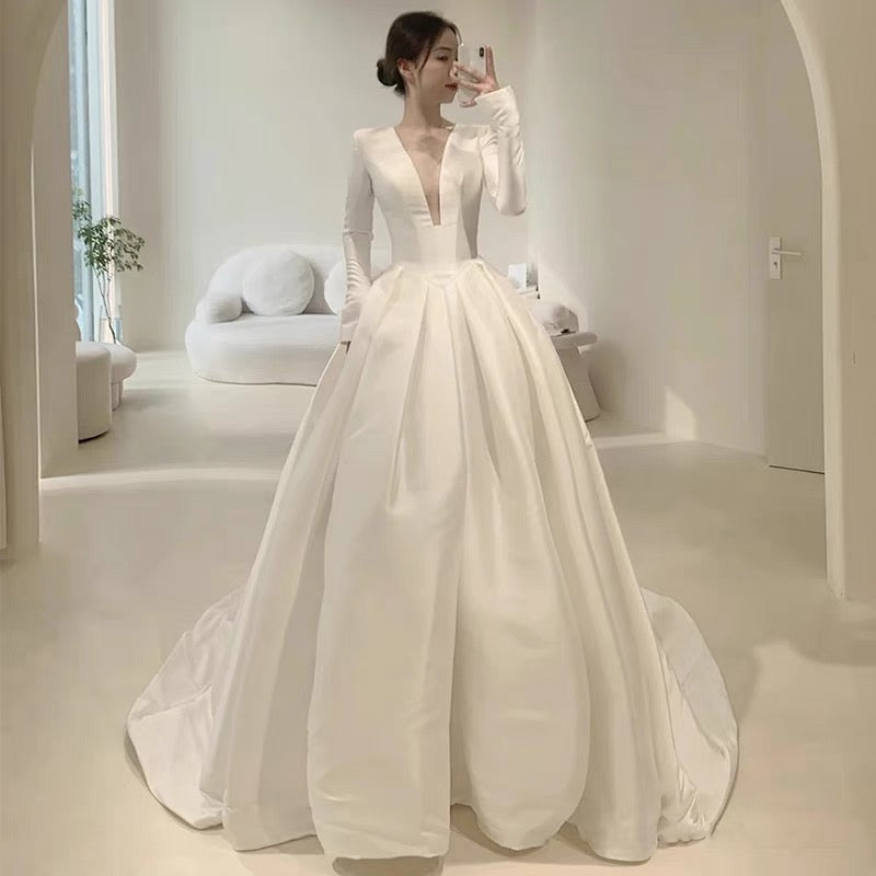 Robe de mariée blanche en satin à manches longues et décolleté en V, coupe A-line unique CC1671