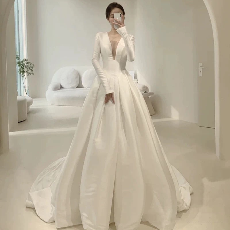 Robe de mariée blanche en satin à manches longues et décolleté en V, coupe A-line unique CC1671