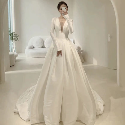 Robe de mariée blanche en satin à manches longues et décolleté en V, coupe A-line unique CC1671