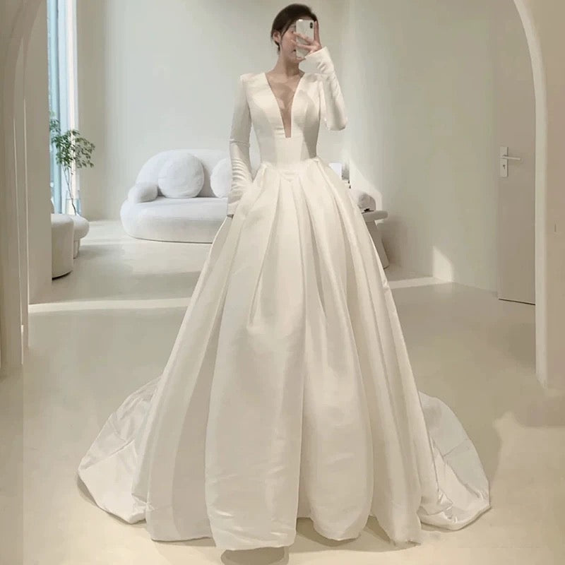 Robe de mariée blanche en satin à manches longues et décolleté en V, coupe A-line unique CC1671