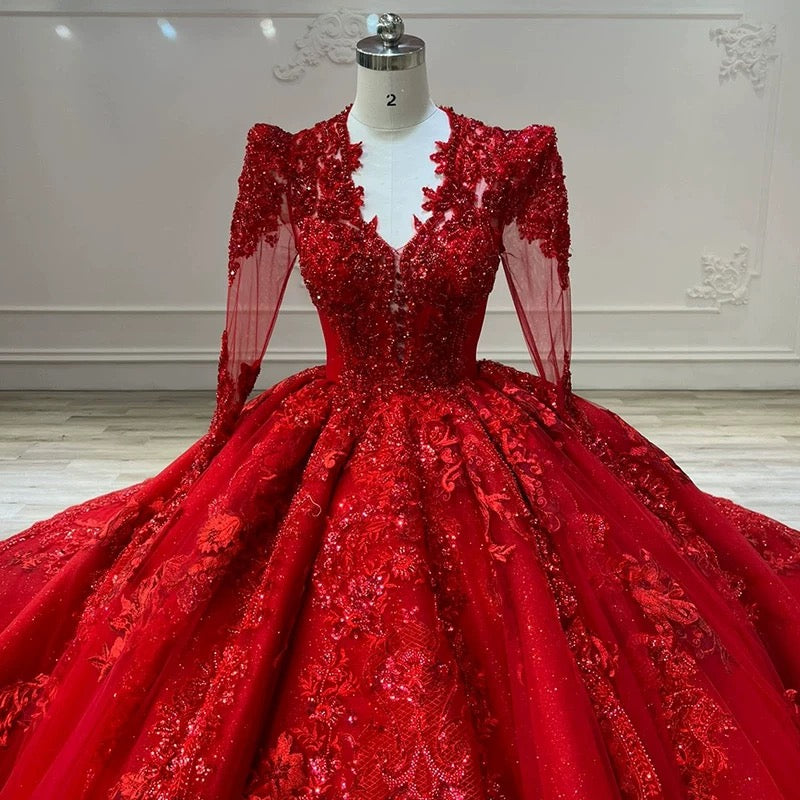 Robe de bal de rêve encolure en V rouge à manches longues en dentelle et perles C1793