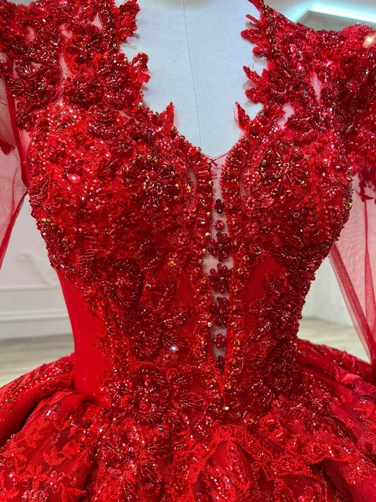 Robe de bal de rêve encolure en V rouge à manches longues en dentelle et perles C1793