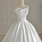 Robe de mariée simple à épaules dénudées et longue en dentelle blanche avec perles C1794
