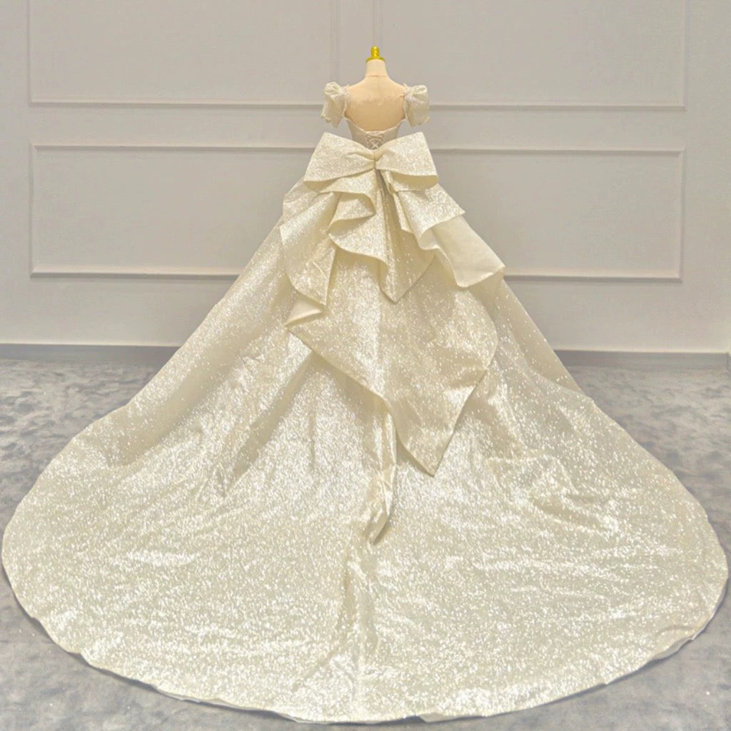 Robe de mariée intemporelle à manches longues bouffantes et à paillettes avec nœud papillon C1800