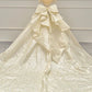 Robe de mariée intemporelle à manches longues bouffantes et à paillettes avec nœud papillon C1800