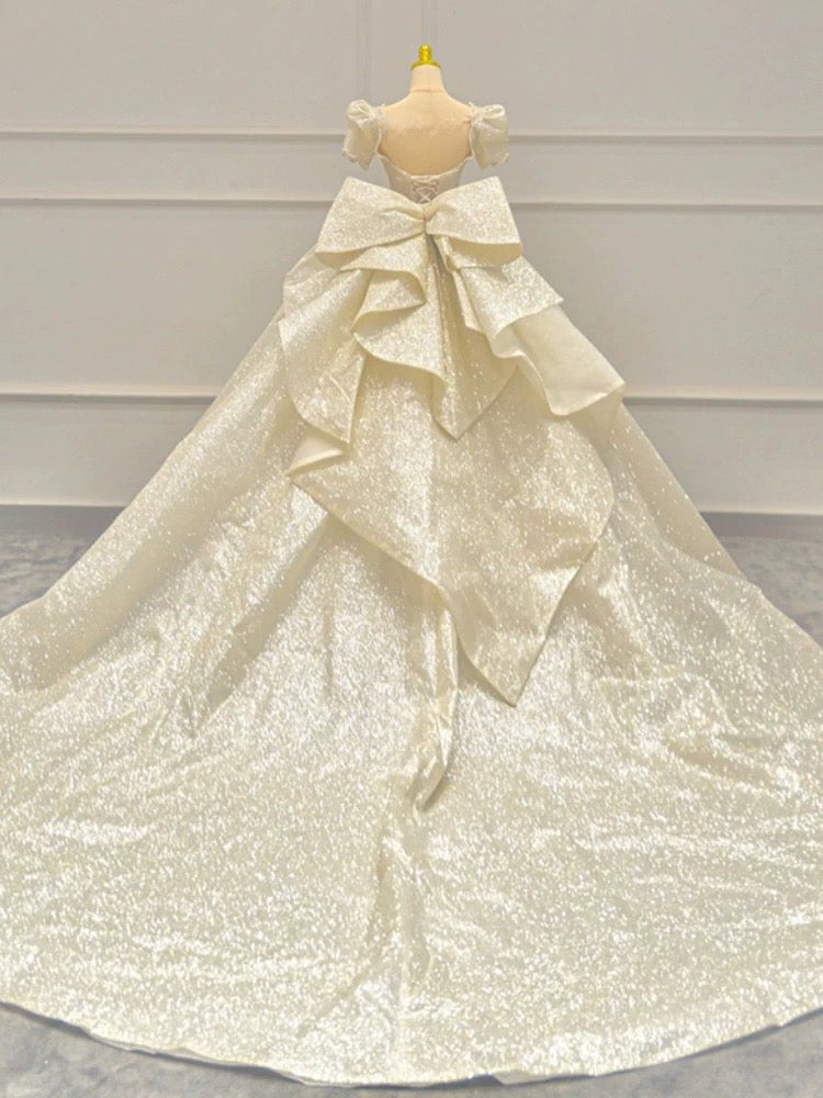 Robe de mariée intemporelle à manches longues bouffantes et à paillettes avec nœud papillon C1800