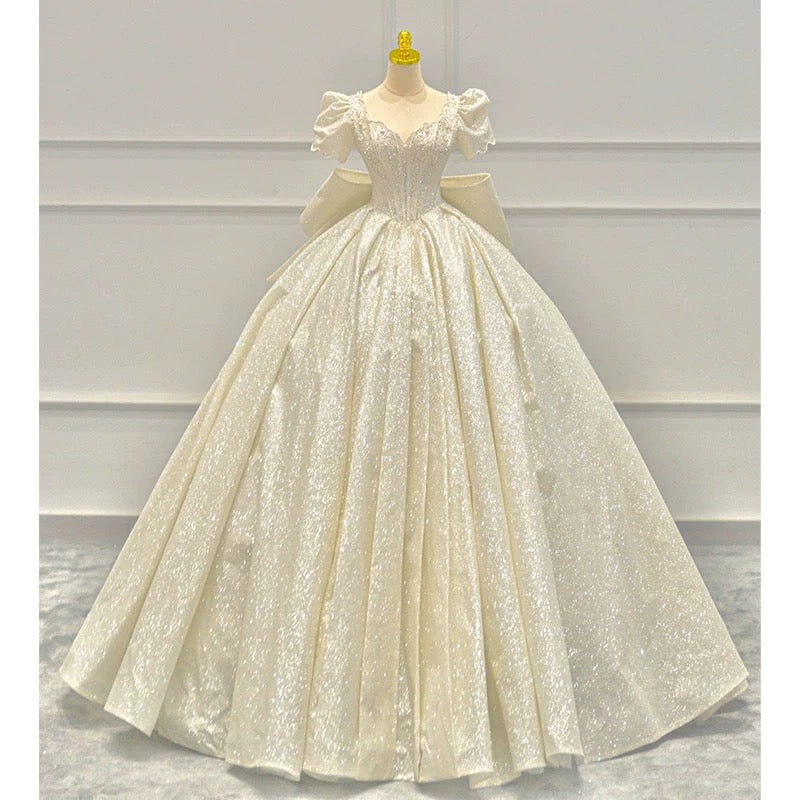Robe de mariée intemporelle à manches longues bouffantes et à paillettes avec nœud papillon C1800