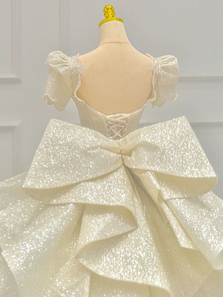 Robe de mariée intemporelle à manches longues bouffantes et à paillettes avec nœud papillon C1800