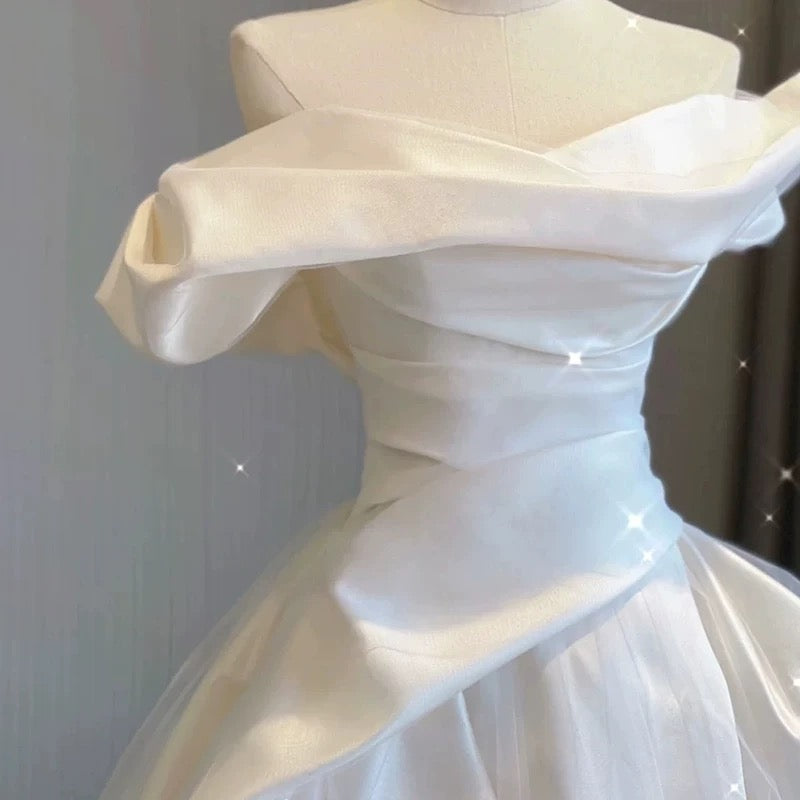Robe de mariée longue en satin blanc à épaules dénudées et sexy avec volants C1812