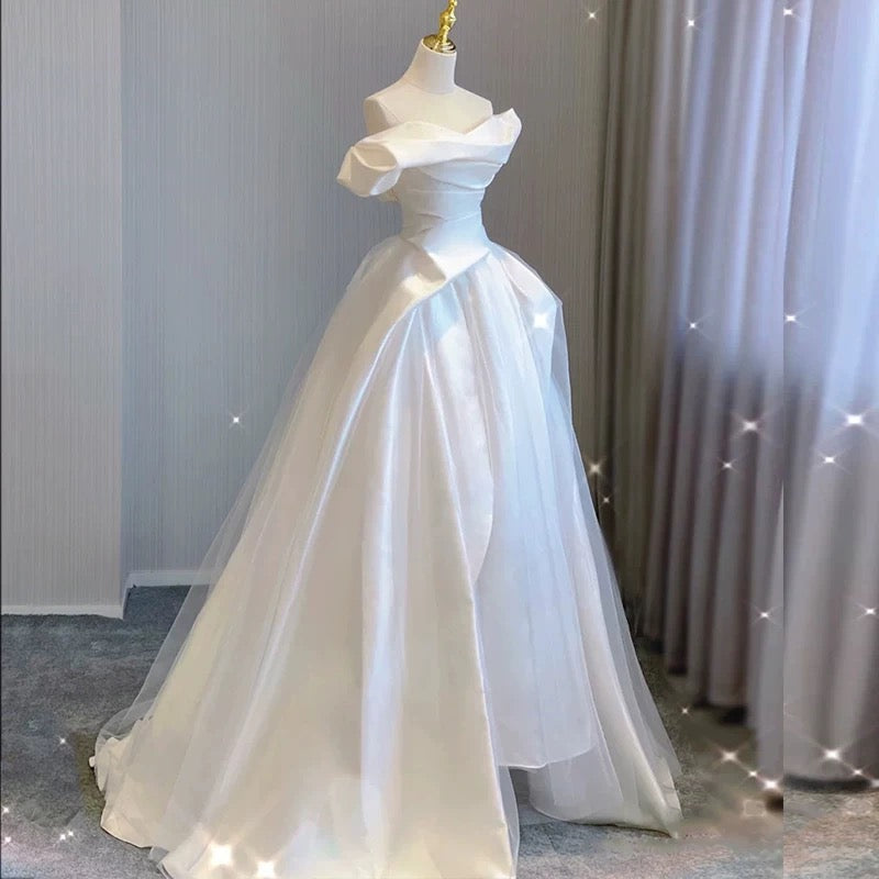 Robe de mariée longue en satin blanc à épaules dénudées et sexy avec volants C1812