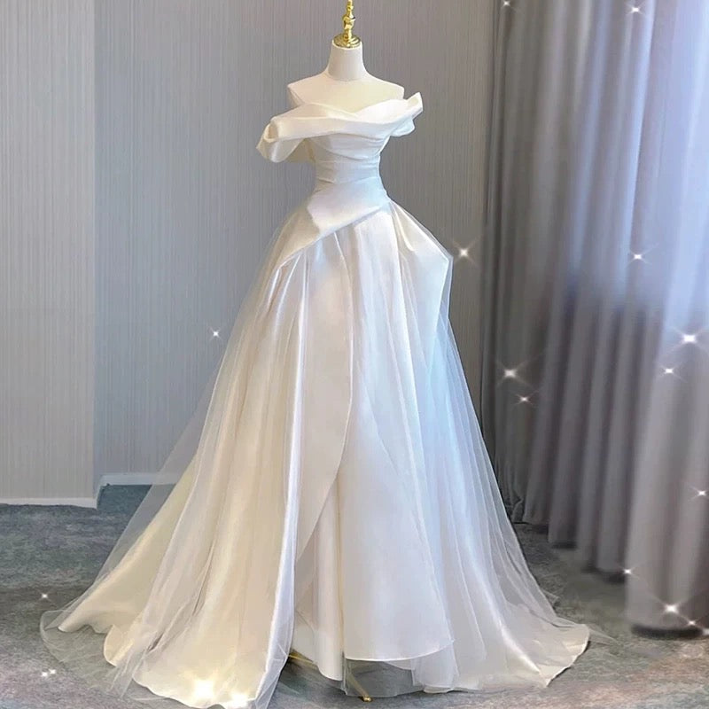 Robe de mariée longue en satin blanc à épaules dénudées et sexy avec volants C1812