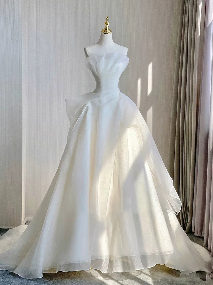 Robe de mariée longue blanche en tulle sans bretelles et intemporelle avec volants C1815