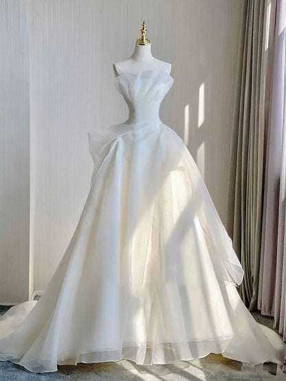 Robe de mariée longue blanche en tulle sans bretelles et intemporelle avec volants C1815