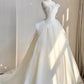 Robe de mariée longue blanche en tulle sans bretelles et intemporelle avec volants C1815