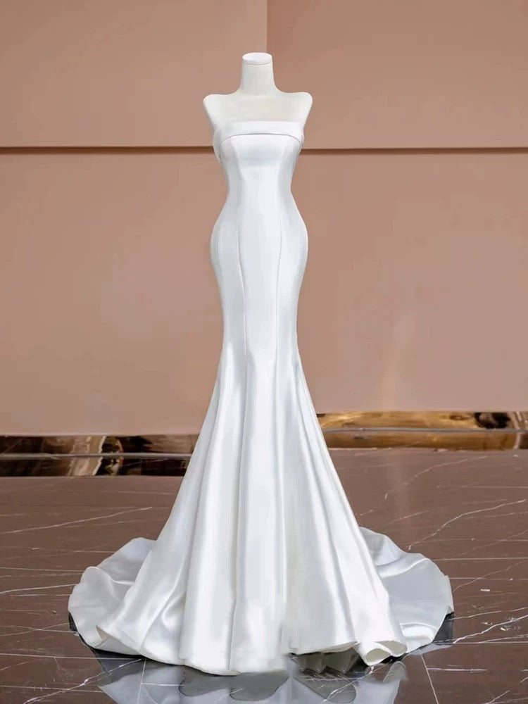 Robe de mariée longue en satin blanc sans bretelles avec boutons et sirène intemporelle C1816