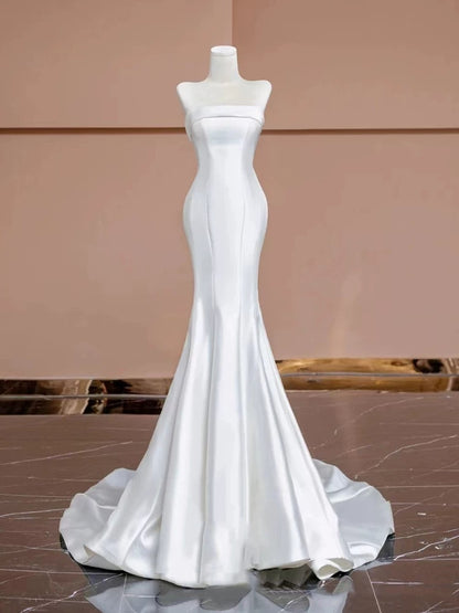 Robe de mariée longue en satin blanc sans bretelles avec boutons et sirène intemporelle C1816