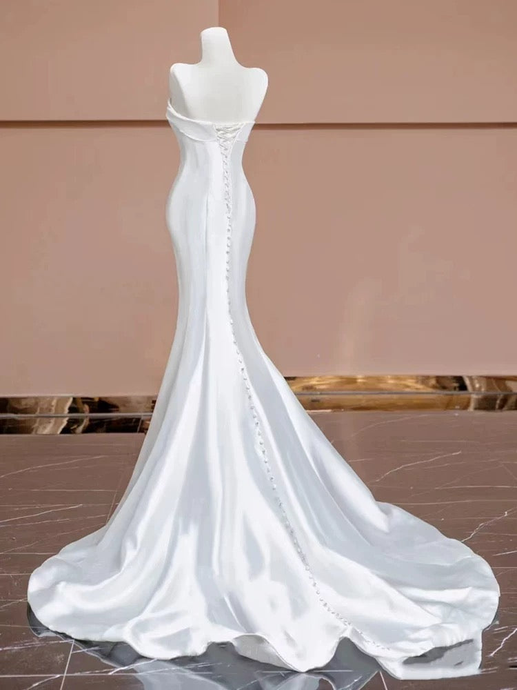 Robe de mariée longue en satin blanc sans bretelles avec boutons et sirène intemporelle C1816