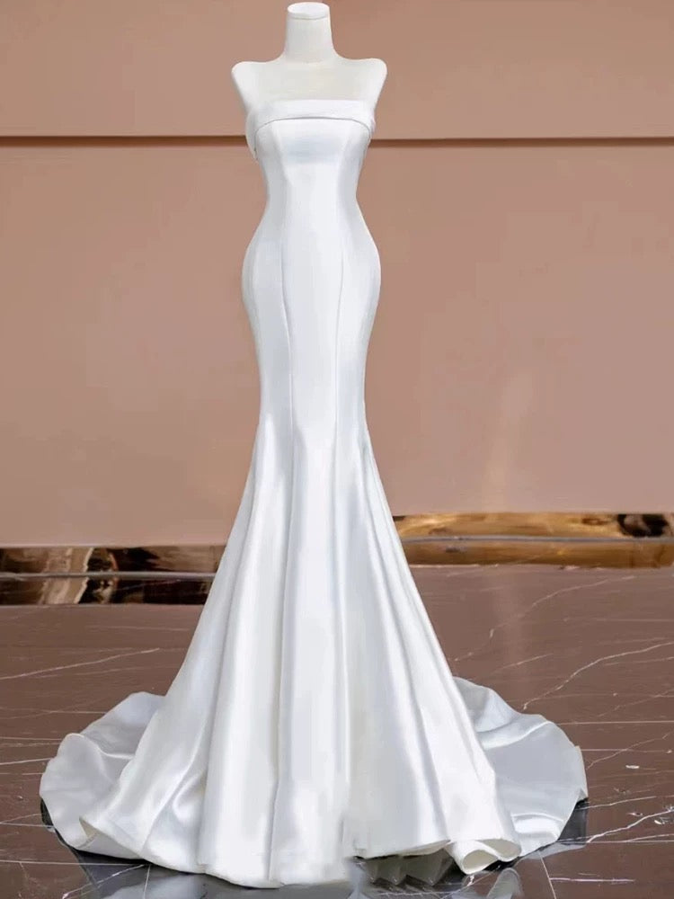 Robe de mariée longue en satin blanc sans bretelles avec boutons et sirène intemporelle C1816
