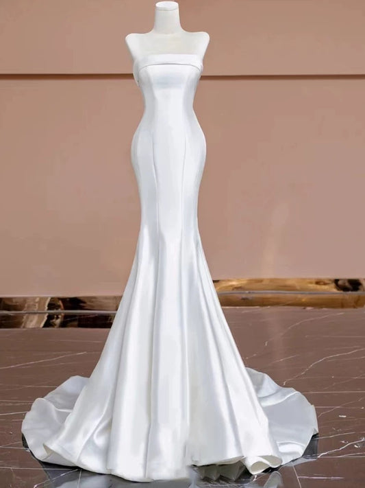Robe de mariée longue en satin blanc sans bretelles avec boutons et sirène intemporelle C1816