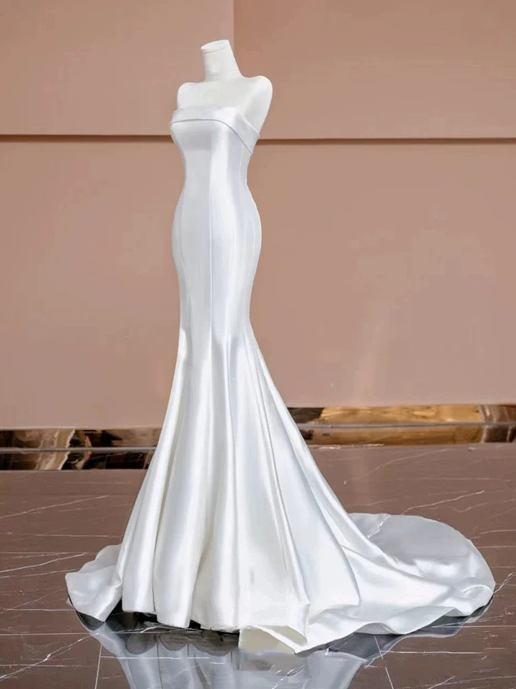 Robe de mariée longue en satin blanc sans bretelles avec boutons et sirène intemporelle C1816