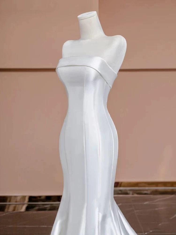 Robe de mariée longue en satin blanc sans bretelles avec boutons et sirène intemporelle C1816