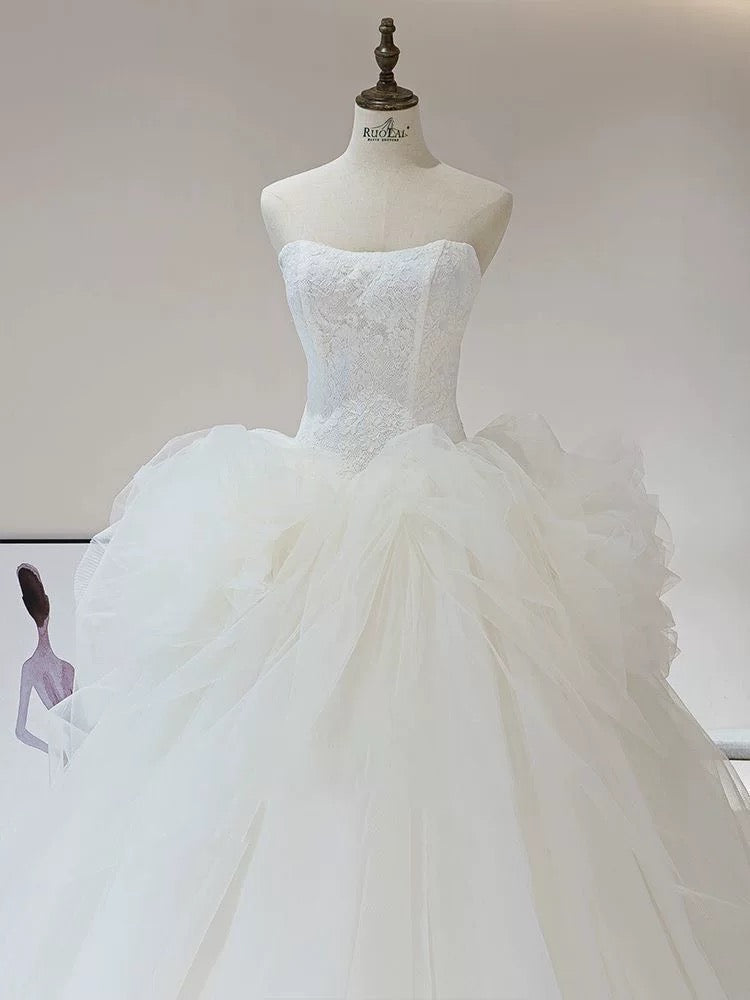Robe de mariée de rêve en tulle blanc sans manches et sans bretelles avec volants C1818