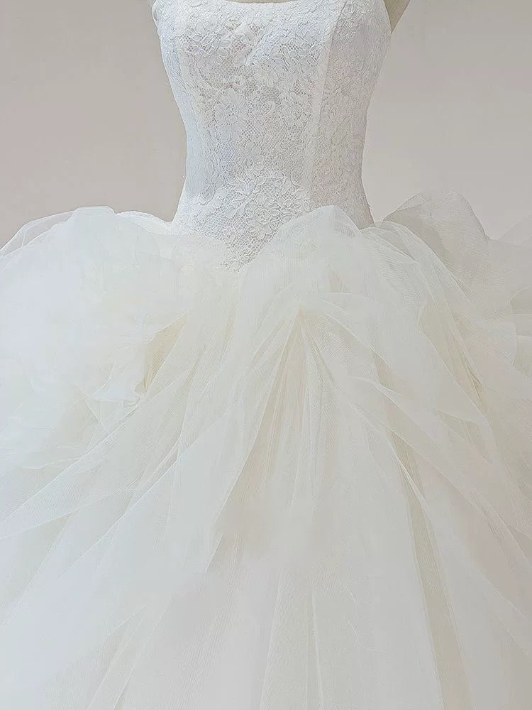 Robe de mariée de rêve en tulle blanc sans manches et sans bretelles avec volants C1818