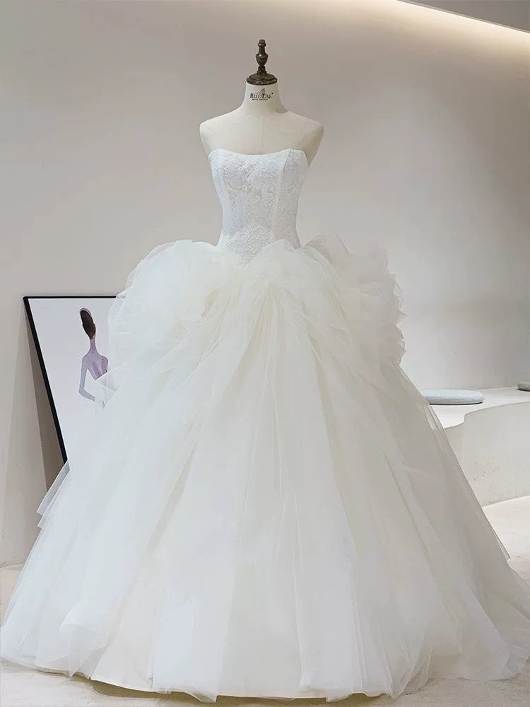 Robe de mariée de rêve en tulle blanc sans manches et sans bretelles avec volants C1818