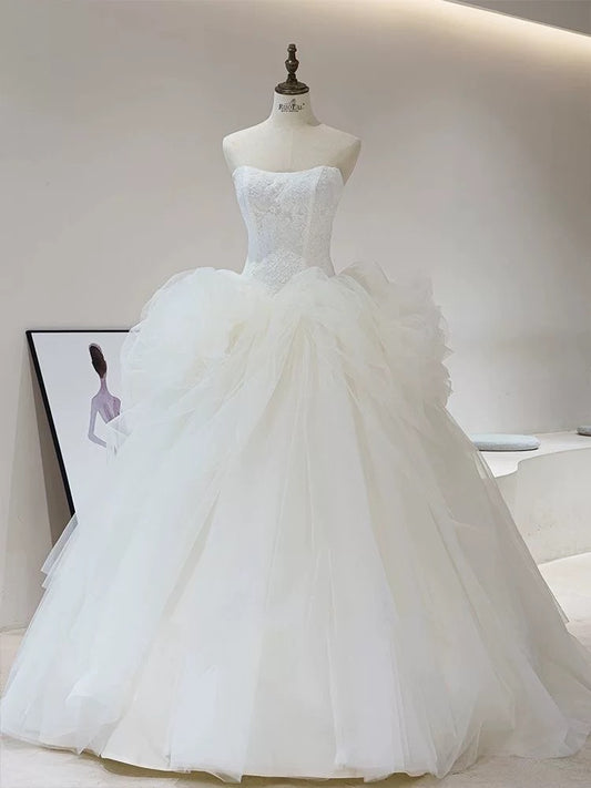 Robe de mariée de rêve en tulle blanc sans manches et sans bretelles avec volants C1818