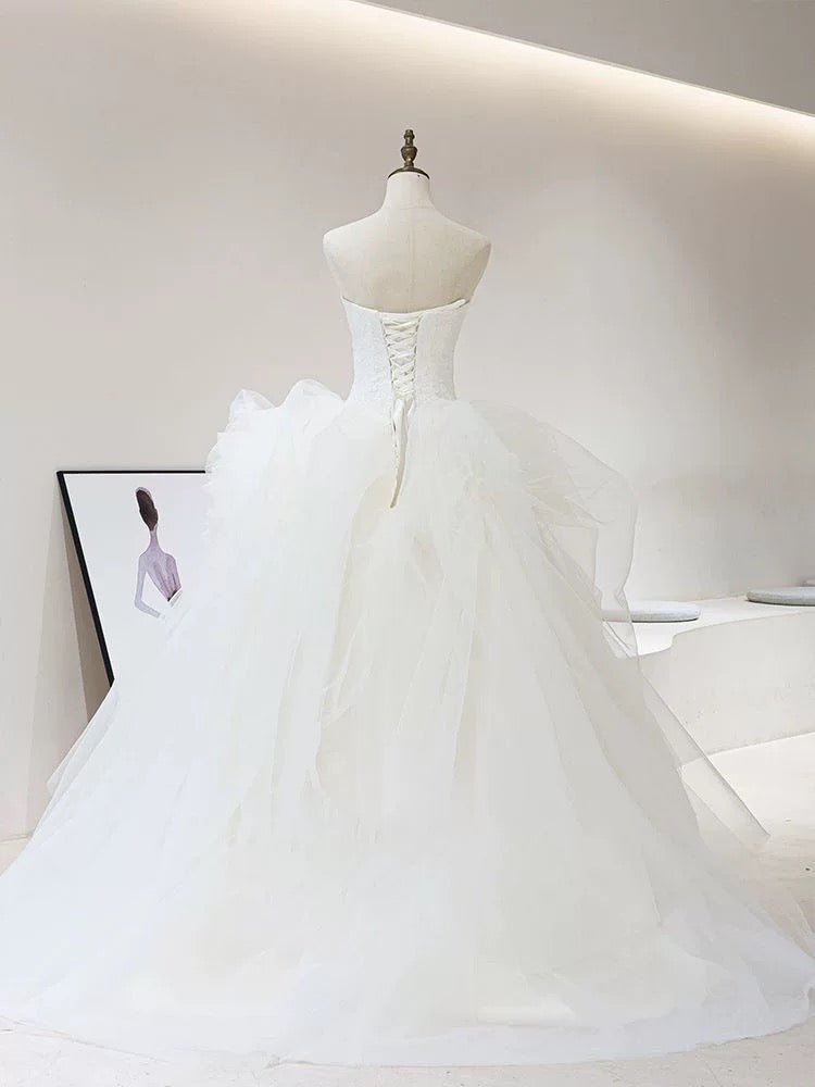 Robe de mariée de rêve en tulle blanc sans manches et sans bretelles avec volants C1818