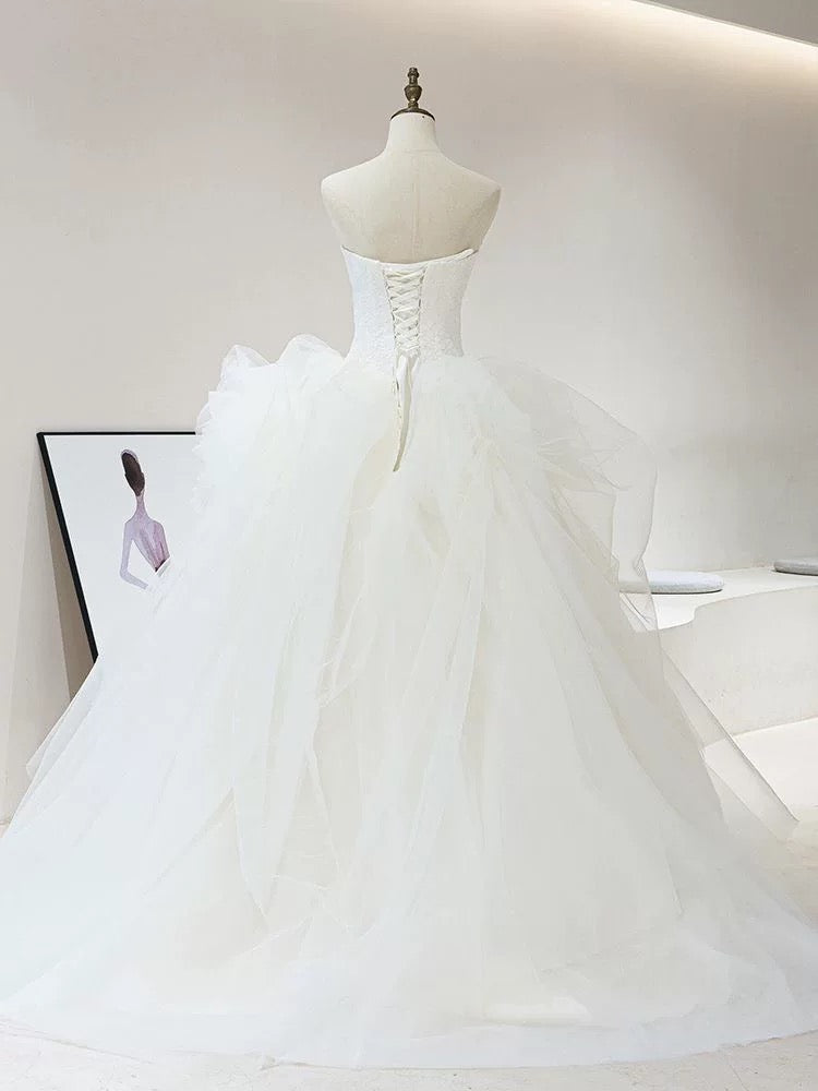 Robe de mariée de rêve en tulle blanc sans manches et sans bretelles avec volants C1818