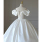 Robe de mariée simple en satin blanc à épaules dénudées et manches courtes avec perles C1820