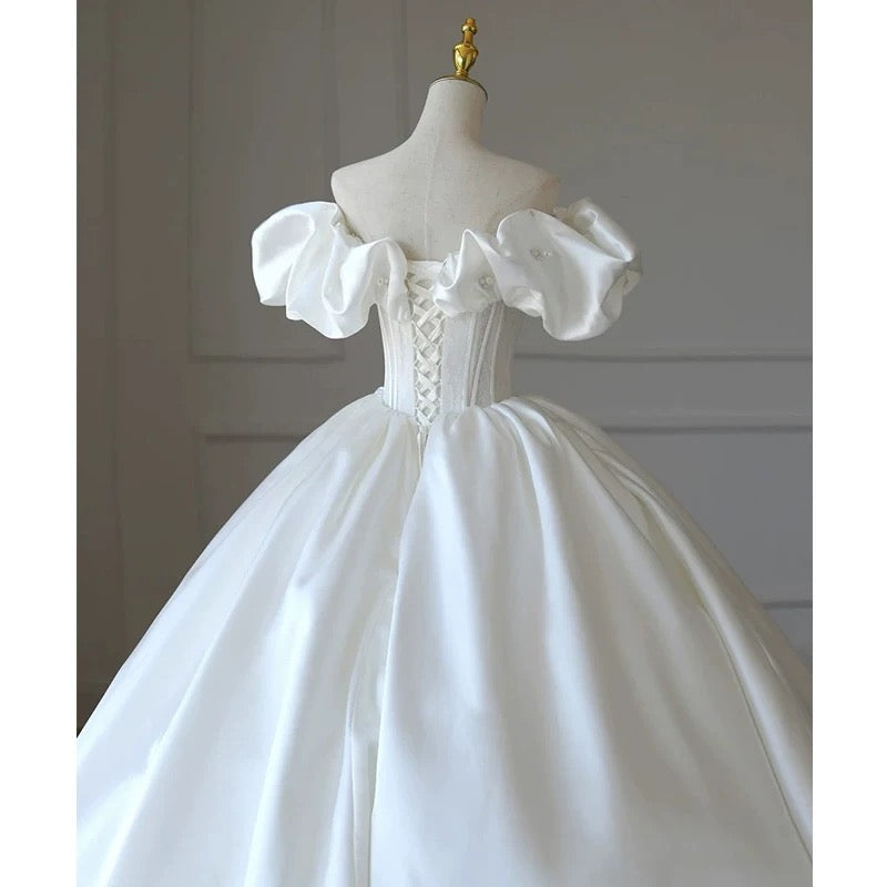 Robe de mariée simple en satin blanc à épaules dénudées et manches courtes avec perles C1820