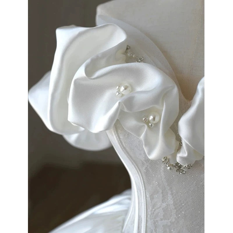Robe de mariée simple en satin blanc à épaules dénudées et manches courtes avec perles C1820