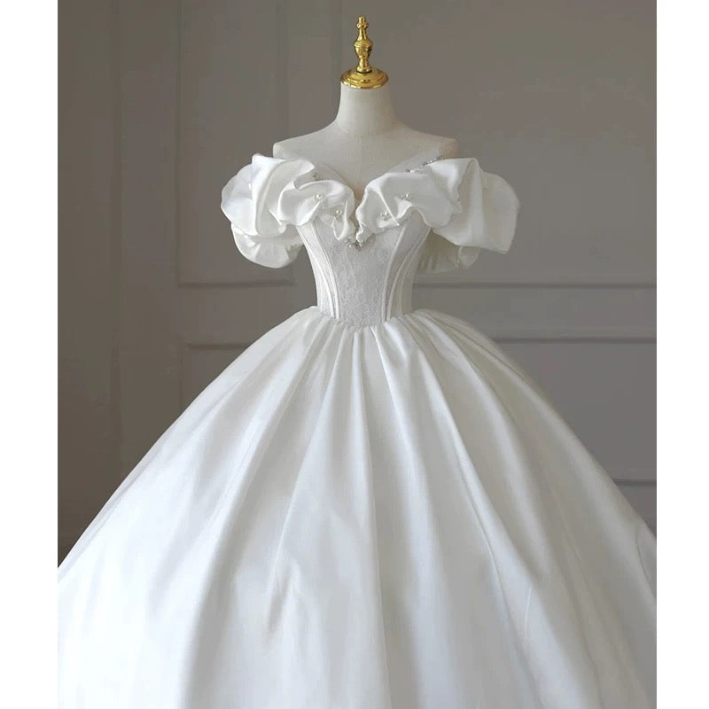 Robe de mariée simple en satin blanc à épaules dénudées et manches courtes avec perles C1820