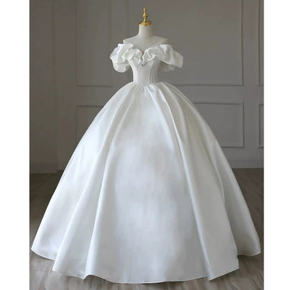 Robe de mariée simple en satin blanc à épaules dénudées et manches courtes avec perles C1820